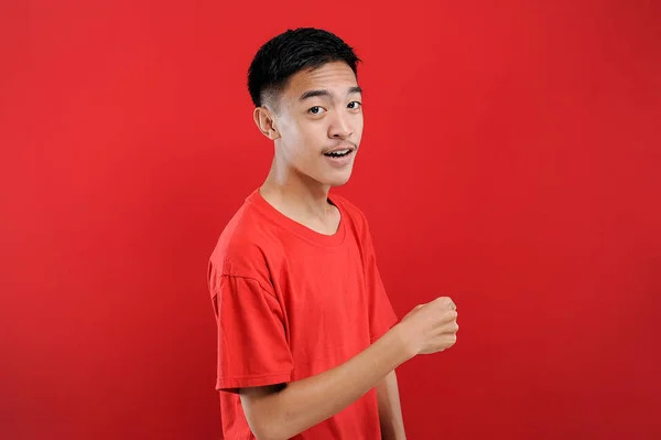Jong Aziatisch Tiener Doen Winnend Gebaar Gelukkig Krijgen Speciaal Cadeau — Stockfoto