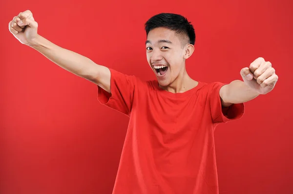 Genç Asyalı Genç Kazanan Jest Yapıyor Happy Özel Bir Hediye — Stok fotoğraf