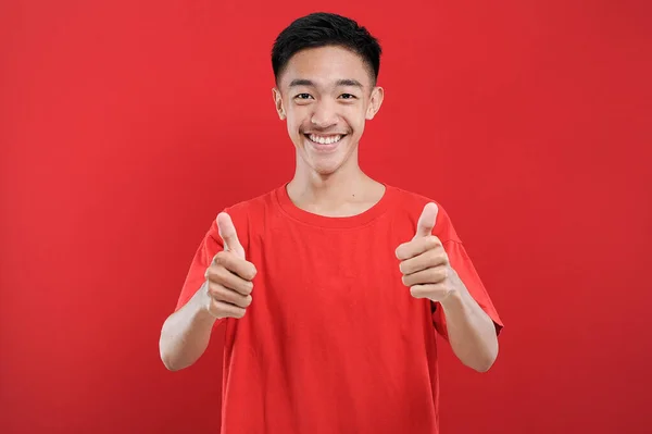 Junger Asiatischer Teenager Macht Siegergeste Happy Get Special Gift Isoliert — Stockfoto