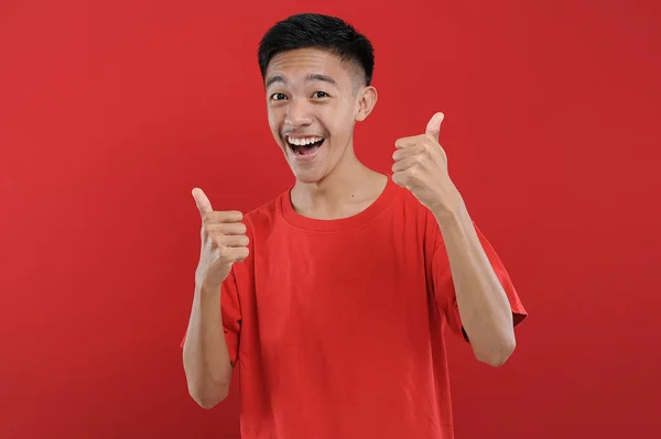 Junger Asiatischer Teenager Macht Siegergeste Happy Get Special Gift Isoliert — Stockfoto