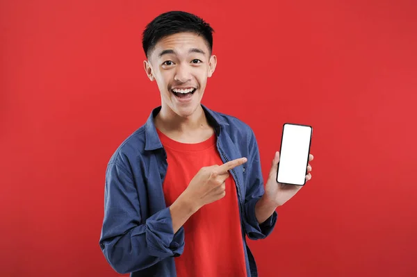 Ung Asiatisk Tonåring Gör Vinnande Gest Hålla Mobiltelefon Med Tom — Stockfoto