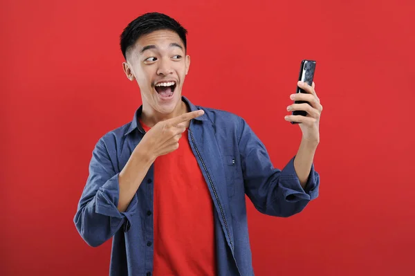 Ung Asiatisk Tonåring Gör Vinnande Gest Som Håller Mobiltelefon Happy — Stockfoto