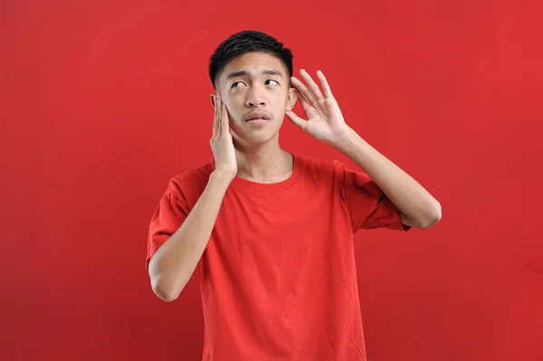 Asiatisk Man Med Handen Över Örat Lyssnar Ett Rykte Eller — Stockfoto