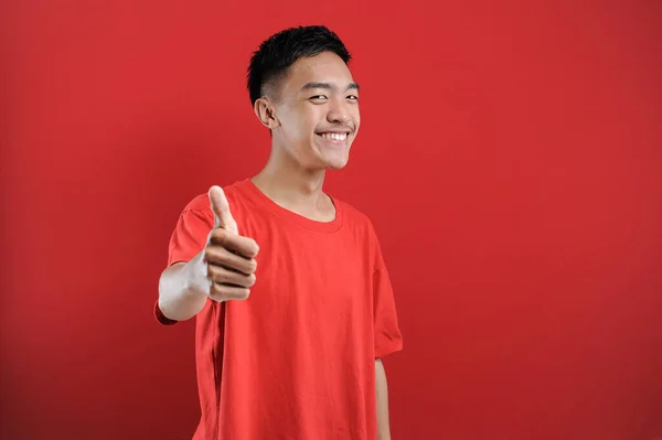 Помітний Азіатський Чоловік Стоїть Пальцями Вгору Ізольований Червоному Фоні — стокове фото