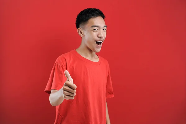 Bonito Homem Asiático Com Tocos Para Cima Isolado Fundo Vermelho — Fotografia de Stock