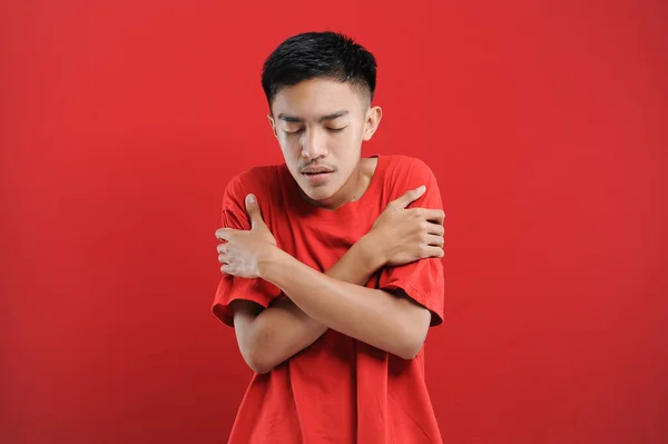 Молодой Азиат Чувствует Головокружение Лихорадку Изолированные Красном Фоне — стоковое фото