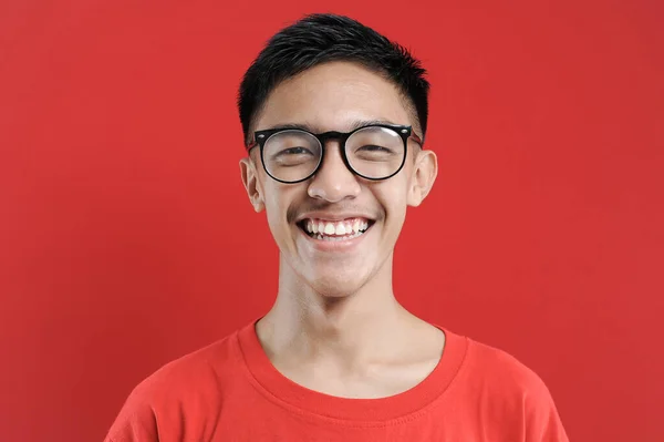 Feliz Sorrindo Jovem Asiático Homem Com Óculos Isolado Fundo Vermelho — Fotografia de Stock