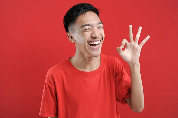 Молодий Азіат Посміхається Гарним Знаком Щасливий Азіат Червоним Фоном Щасливий — стокове фото