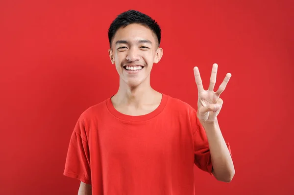 Ung Asiatisk Man Med Nummer Tre Tecken Finger Gest Isolerad — Stockfoto