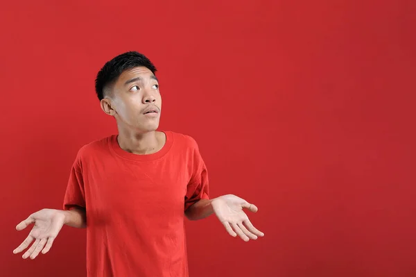 - Bilmiyorum. - Neden? Genç adam kırmızı arka planda izole edilmiş, elleri ve kollarıyla çaresiz bir hareket sergiliyor, ne yapacağını bilmiyor.