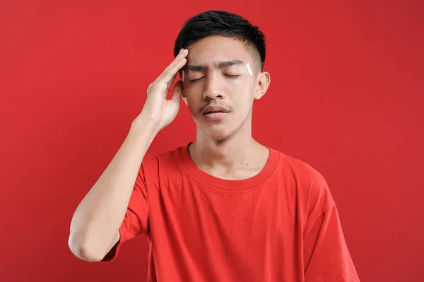 Молодий Азіатський Чоловік Страждає Від Головного Болю Студійного Портрету Болючої — стокове фото
