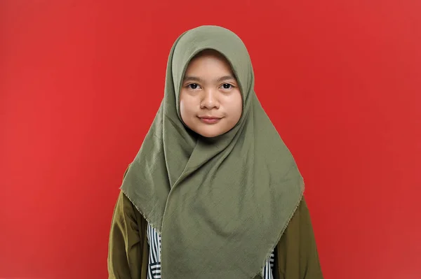 Roztomilý Mladý Krásný Muslim Žena Úsměvem Kameru Izolované Červeném Pozadí — Stock fotografie