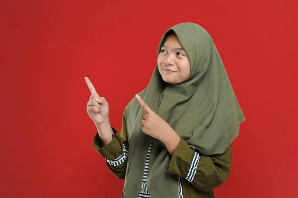 Cute Young Beautiful Muslim Wanita Menunjuk Ruang Fotokopi Wanita Muslim — Stok Foto