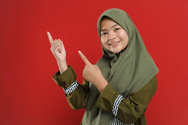 Cute Young Beautiful Muslim Wanita Menunjuk Ruang Fotokopi Wanita Muslim — Stok Foto