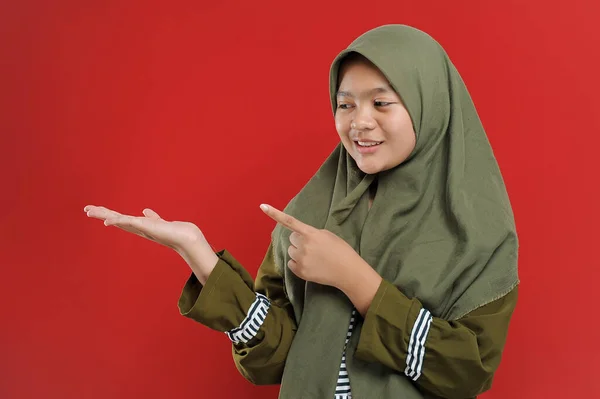 Young Beautiful Muslim Woman Showing Blank Copy Space Cute Young — Stock Photo, Image