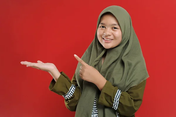 Young Beautiful Muslim Woman Showing Blank Copy Space Cute Young — Stock Photo, Image