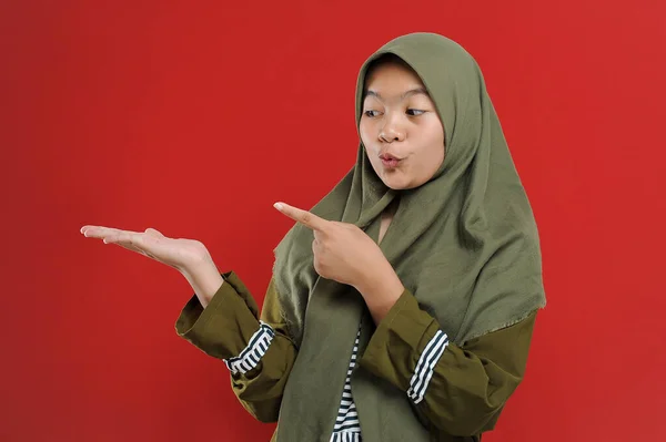 Wanita Muda Muslim Cantik Menunjukkan Ruang Salinan Kosong Muslim Muda — Stok Foto