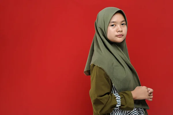 Πορτρέτο Της Όμορφης Νεαρής Μουσουλμανικής Γυναίκας Ποζάρουν Κόκκινο Φόντο Μεσαία — Φωτογραφία Αρχείου