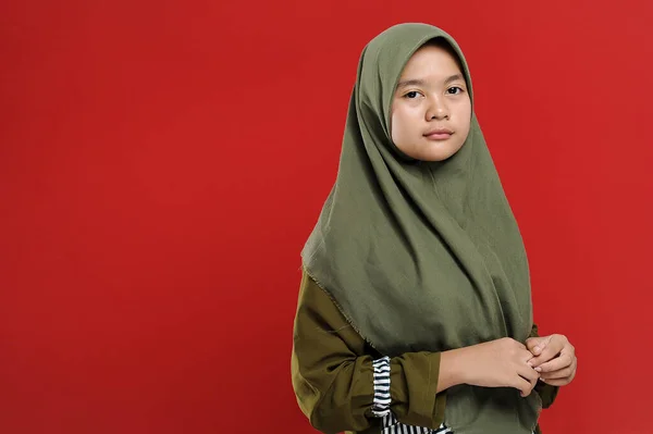 Portrait Beautiful Young Muslim Woman Posing Red Background Medium Close — Stok Foto