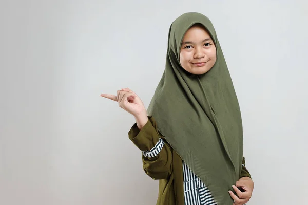 Cute Young Beautiful Muslim Wanita Menunjuk Ruang Fotokopi Wanita Muslim — Stok Foto