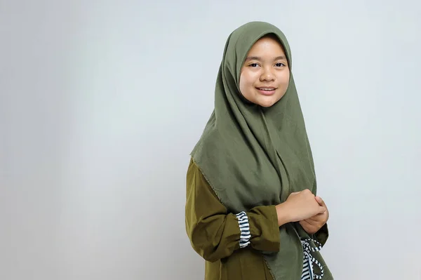 Portret Van Mooie Jonge Moslim Vrouw Poseren Grijze Achtergrond Medium — Stockfoto