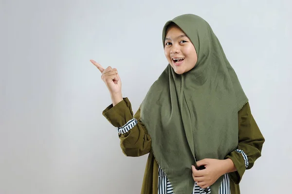 Cute Young Beautiful Muslim Wanita Menunjuk Ruang Fotokopi Wanita Muslim — Stok Foto