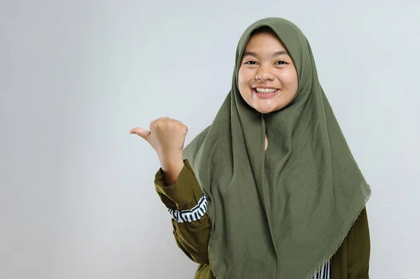 Cute Young Beautiful Muslim Wanita Menunjuk Ruang Fotokopi Wanita Muslim — Stok Foto