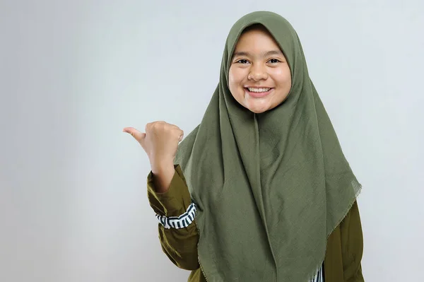 Nette Junge Schöne Muslimin Zeigt Kopierplatz Fröhliche Muslimin Zeigt Auf — Stockfoto