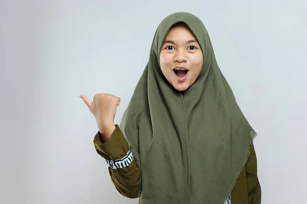 Izgatott Fiatal Gyönyörű Muszlim Mutat Másolás Tér Azt Mondta Wow — Stock Fotó
