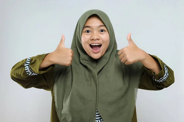 Junges Schönes Mädchen Muslimischen Hijab Das Zustimmend Positive Gesten Mit — Stockfoto