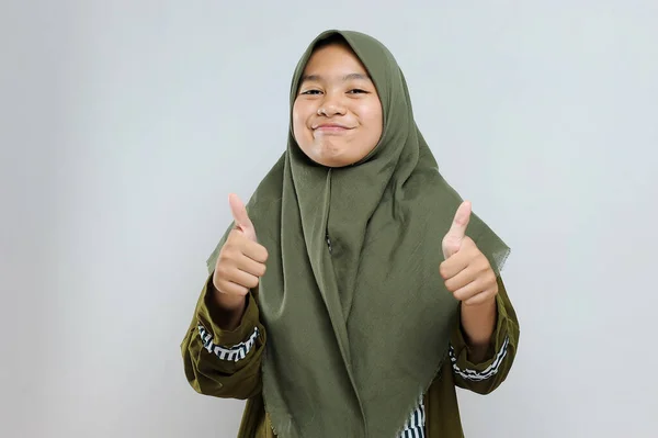 Молодая Красивая Девушка Одетая Мусульманский Хиджаб Одобряя Позитивный Жест Рукой — стоковое фото