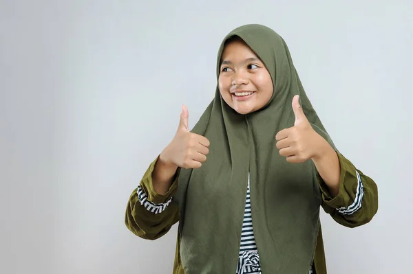 Junges Schönes Mädchen Muslimischen Hijab Das Zustimmend Positive Gesten Mit — Stockfoto