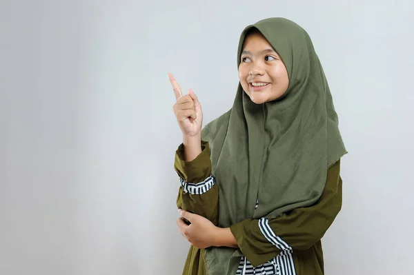 Cute Young Beautiful Muslim Wanita Menunjuk Ruang Fotokopi Wanita Muslim — Stok Foto