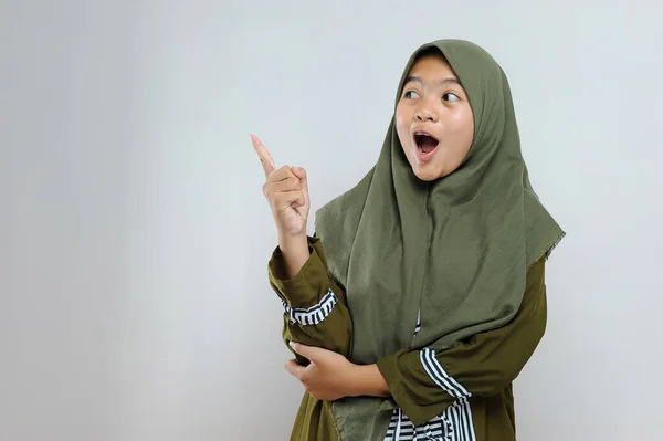 Wanita Muslim Muda Yang Bersemangat Menunjuk Ruang Fotokopi Mengatakan Wow — Stok Foto