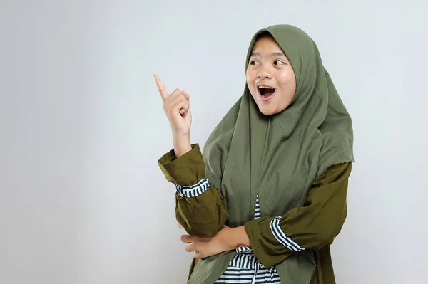 Wanita Muslim Muda Yang Bersemangat Menunjuk Ruang Fotokopi Mengatakan Wow — Stok Foto