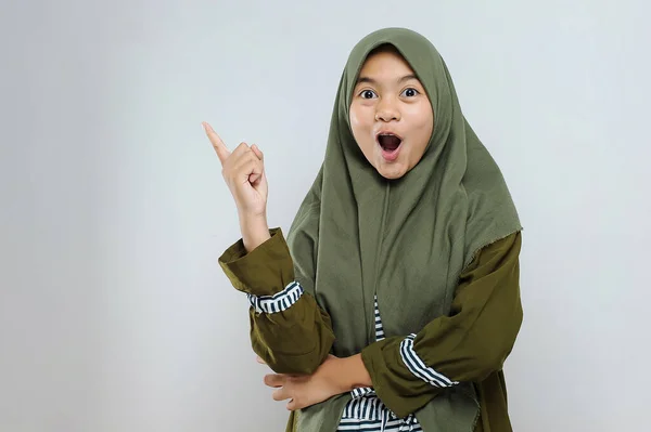 Ενθουσιασμένη Νεαρή Όμορφη Μουσουλμάνα Γυναίκα Δείχνει Αντίγραφο Χώρο Είπε Wow — Φωτογραφία Αρχείου