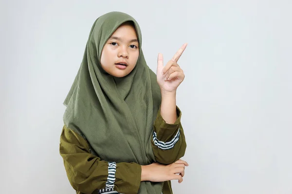 Leuke Jonge Mooie Moslimvrouw Die Kopieerruimte Aanwijst Vrolijke Moslim Vrouw — Stockfoto