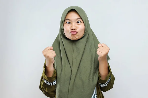 Jovem Mulher Muçulmana Bonita Vestindo Hijab Muçulmano Muito Feliz Animado — Fotografia de Stock