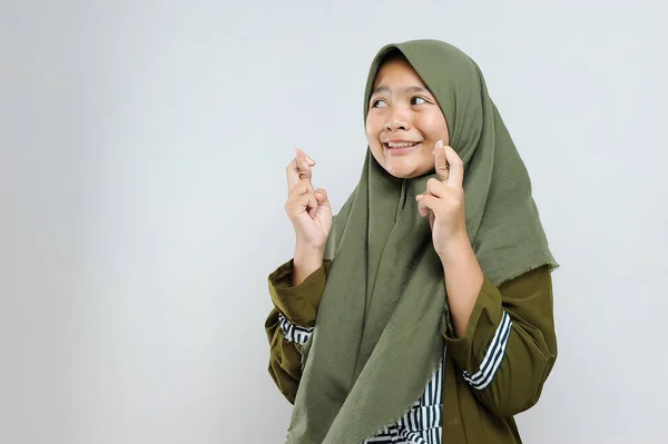年轻美丽的穆斯林女子头戴穆斯林头巾 非常快乐而兴奋地做着获胜的手势 微笑着 尖叫着要成功 庆祝活动 — 图库照片