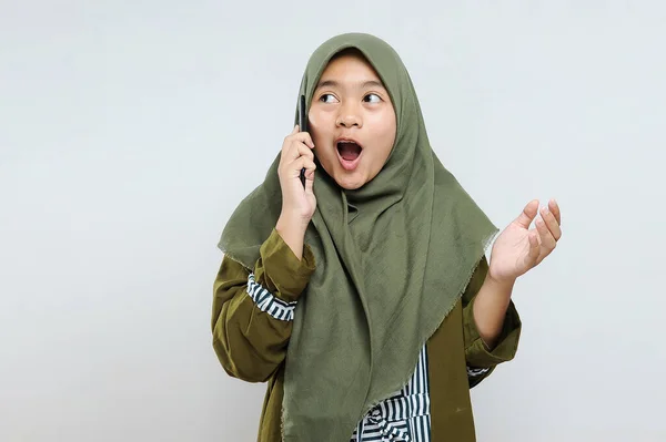 Bahagia Wanita Muda Muslim Berbicara Dengan Temannya Melalui Telepon Ramadan — Stok Foto