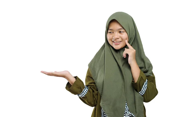 Potret Seorang Wanita Muda Muslim Yang Cantik Menunjukkan Daerah Kosong — Stok Foto