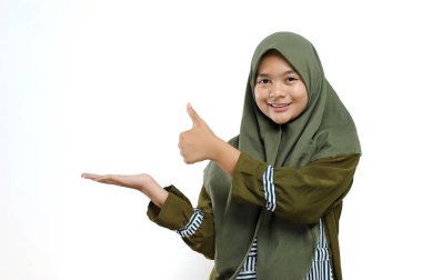 Güzel, genç bir müslüman kadının portresi işaret ya da kopya alanı için boş alan gösteriyor, beyaz üzerine izole edilmiş.