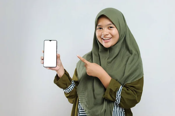 Ευτυχισμένος Χαμογελώντας Νεαρή Μουσουλμάνα Γυναίκα Κρατώντας Τηλέφωνο Λευκή Οθόνη Απομονώνονται — Φωτογραφία Αρχείου
