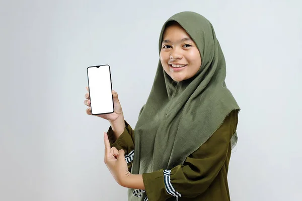 Ευτυχισμένος Χαμογελώντας Νεαρή Μουσουλμάνα Γυναίκα Κρατώντας Τηλέφωνο Λευκή Οθόνη Απομονώνονται — Φωτογραφία Αρχείου