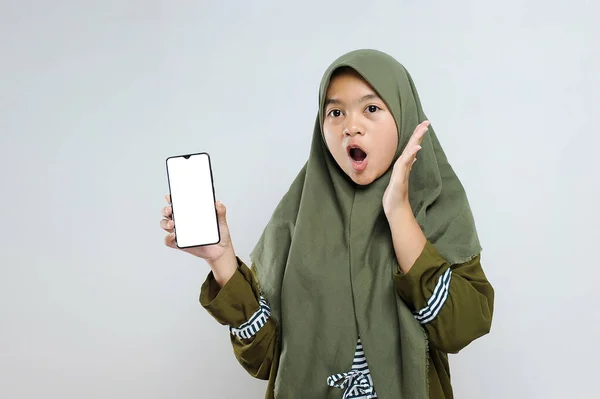 Potret Gembira Wanita Muslim Muda Memegang Telepon Dengan Layar Kosong — Stok Foto