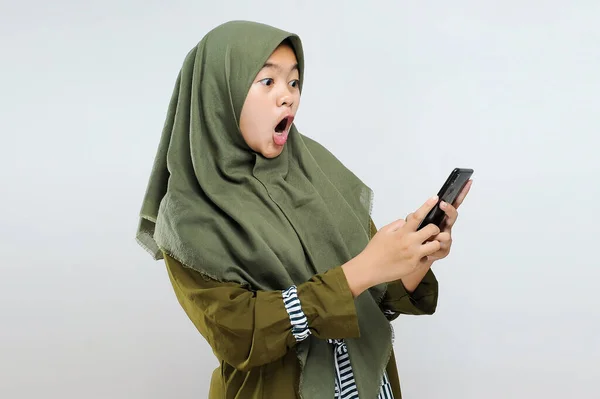 Jovem Mulher Muçulmana Asiática Excitada Olhar Para Smartphone Obter Melhor — Fotografia de Stock