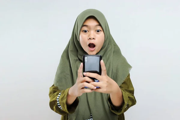 Возбужденный Молодой Азиатской Мусульманской Женщины Шок Посмотрите Смартфон Получить Лучший — стоковое фото