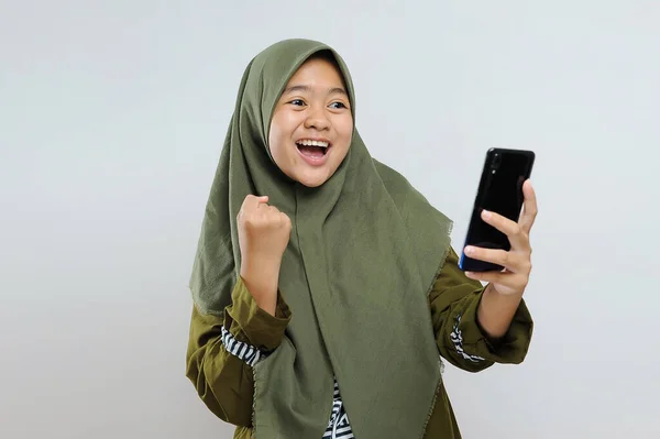 Heyecanlı Genç Asyalı Müslüman Kadın Akıllı Telefona Bak Iyi Hediye — Stok fotoğraf