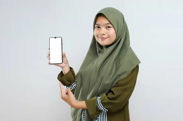 회색빛으로 고립된 화면으로 핸드폰을 이슬람 여성이 행복해 — 스톡 사진