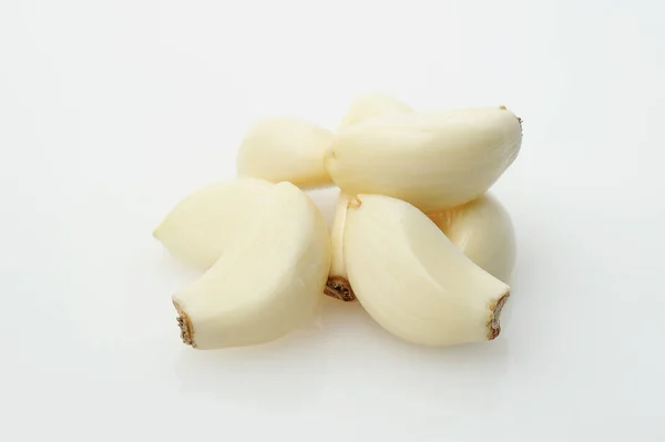 Κλείσιμο Του Φρέσκου Φλούδας Σκόρδου Απομονωμένο Λευκό Φόντο — Φωτογραφία Αρχείου